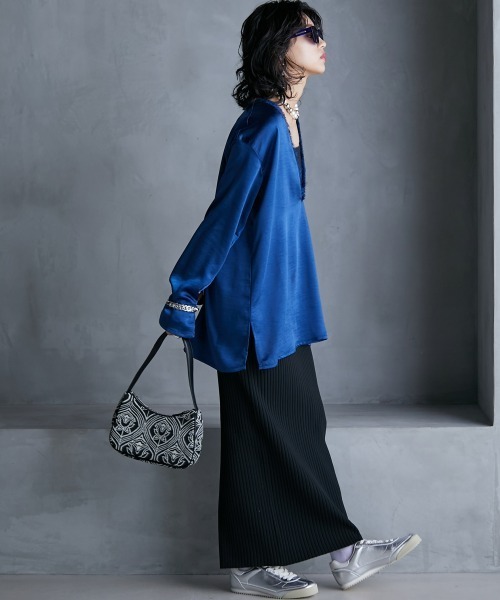 GEVS.（ジェイヴィス）の「＜大きいサイズ＞ サテン深Vネックチュニックブラウス GEVS.（シャツ/ブラウス・レディース・ブラック/ブルー・L/LL/3L/4L/5L）」の15枚目の写真