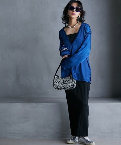 GEVS.（ジェイヴィス）の「＜大きいサイズ＞ サテン深Vネックチュニックブラウス GEVS.（シャツ/ブラウス・レディース・ブラック/ブルー・L/LL/3L/4L/5L）」の9枚目の写真