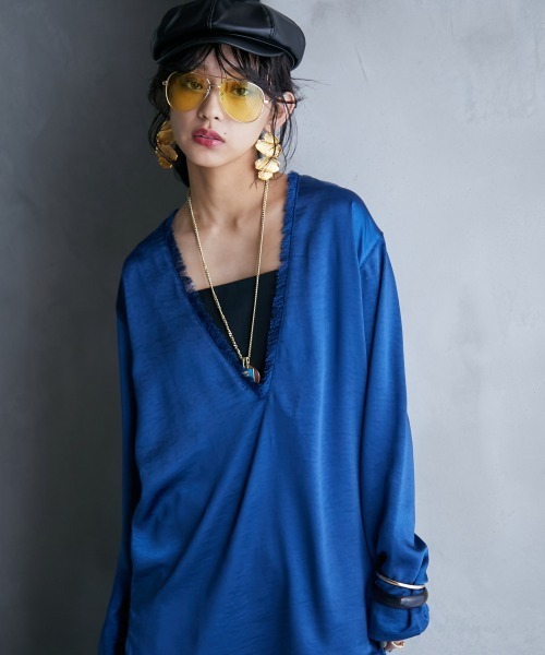 GEVS.（ジェイヴィス）の「＜大きいサイズ＞ サテン深Vネックチュニックブラウス GEVS.（シャツ/ブラウス・レディース・ブラック/ブルー・L/LL/3L/4L/5L）」の3枚目の写真