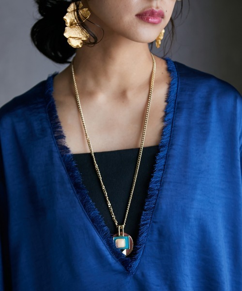 GEVS.（ジェイヴィス）の「＜大きいサイズ＞ サテン深Vネックチュニックブラウス GEVS.（シャツ/ブラウス・レディース・ブラック/ブルー・L/LL/3L/4L/5L）」の20枚目の写真