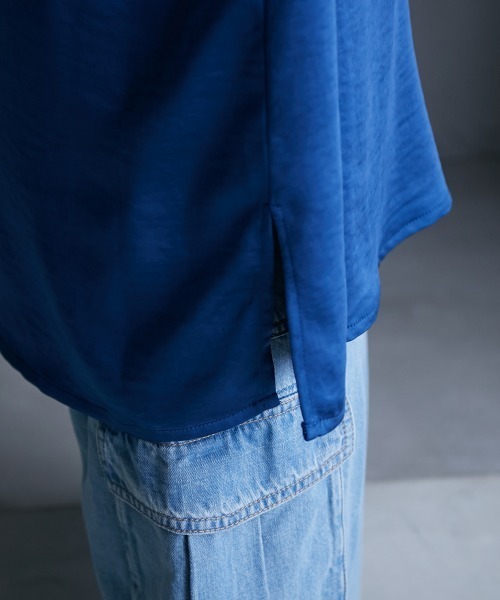 GEVS.（ジェイヴィス）の「＜大きいサイズ＞ サテン深Vネックチュニックブラウス GEVS.（シャツ/ブラウス・レディース・ブラック/ブルー・L/LL/3L/4L/5L）」の22枚目の写真