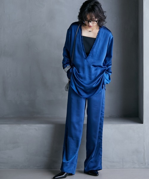 GEVS.（ジェイヴィス）の「＜大きいサイズ＞ サテン深Vネックチュニックブラウス GEVS.（シャツ/ブラウス・レディース・ブラック/ブルー・L/LL/3L/4L/5L）」の5枚目の写真