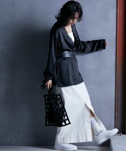 GEVS.（ジェイヴィス）の「＜大きいサイズ＞ サテン深Vネックチュニックブラウス GEVS.（シャツ/ブラウス・レディース・ブラック/ブルー・L/LL/3L/4L/5L）」の14枚目の写真