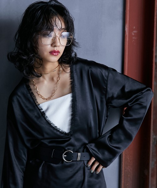 GEVS.（ジェイヴィス）の「＜大きいサイズ＞ サテン深Vネックチュニックブラウス GEVS.（シャツ/ブラウス・レディース・ブラック/ブルー・L/LL/3L/4L/5L）」の17枚目の写真