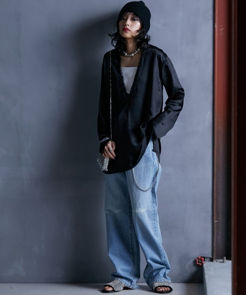 GEVS.（ジェイヴィス）の「＜大きいサイズ＞ サテン深Vネックチュニックブラウス GEVS.（シャツ/ブラウス・レディース・ブラック/ブルー・L/LL/3L/4L/5L）」の10枚目の写真