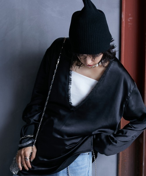 GEVS.（ジェイヴィス）の「＜大きいサイズ＞ サテン深Vネックチュニックブラウス GEVS.（シャツ/ブラウス・レディース・ブラック/ブルー・L/LL/3L/4L/5L）」の4枚目の写真