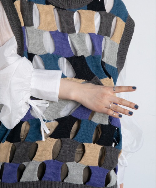 VACANCY（ヴァカンシー）の「【ユニセックス】ブロックホールニットベスト（ベスト・レディース・チャコールグレー/ネイビー・FREE）」の14枚目の写真