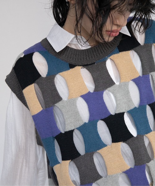 VACANCY（ヴァカンシー）の「【ユニセックス】ブロックホールニットベスト（ベスト・レディース・チャコールグレー/ネイビー・FREE）」の13枚目の写真