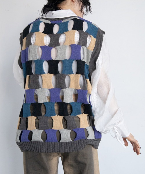 VACANCY（ヴァカンシー）の「【ユニセックス】ブロックホールニットベスト（ベスト・レディース・チャコールグレー/ネイビー・FREE）」の15枚目の写真