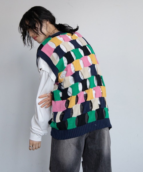 VACANCY（ヴァカンシー）の「【ユニセックス】ブロックホールニットベスト（ベスト・レディース・チャコールグレー/ネイビー・FREE）」の4枚目の写真