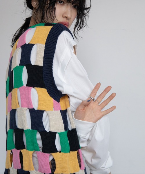 VACANCY（ヴァカンシー）の「【ユニセックス】ブロックホールニットベスト（ベスト・レディース・チャコールグレー/ネイビー・FREE）」の5枚目の写真