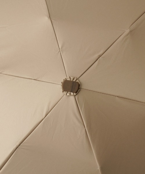 ROPE'（ロペ）の「マイクロコンパクト 折りたたみ傘【晴雨兼用】【遮光率100%】【UPF50＋】（折りたたみ傘・レディース・オフホワイト/ライトグリーン/ベージュ/ラベンダー・FREE）」の5枚目の写真