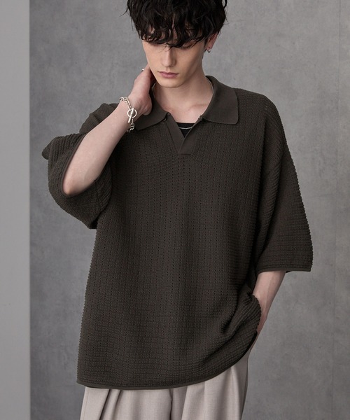 MONO-MART（モノマート）の「ルーズシルエット2WAYスキッパーニットポロシャツ（ポロシャツ・メンズ・シルバーグレー/ダークブルー/グレイッシュブルー/チャコールグレー/アイボリー/ブラック/ダークブラウン・L/M）」の5枚目の写真