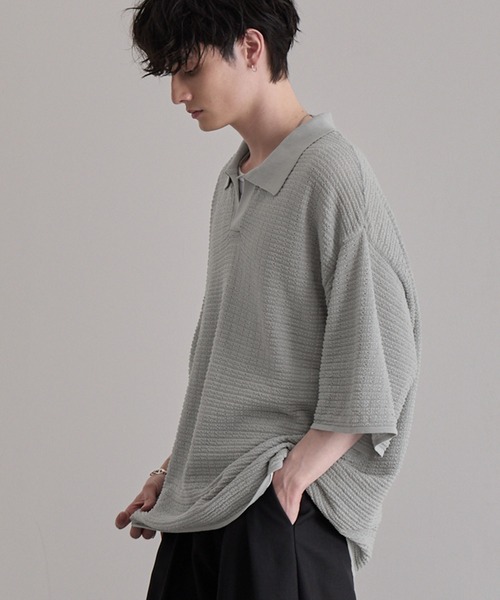 MONO-MART（モノマート）の「ルーズシルエット2WAYスキッパーニットポロシャツ（ポロシャツ・メンズ・シルバーグレー/ダークブルー/グレイッシュブルー/チャコールグレー/アイボリー/ブラック/ダークブラウン・L/M）」の4枚目の写真
