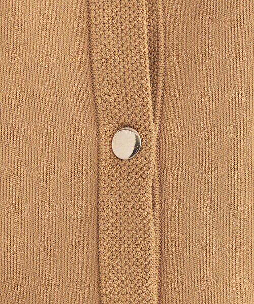 green label relaxing（グリーンレーベルリラクシング）の「フォルム ゴールドボタン ノーカラー ニット カーディガン -ウォッシャブル-（カーディガン/ボレロ・レディース・ベージュ/ネイビー/オフホワイト・FREE）」の19枚目の写真
