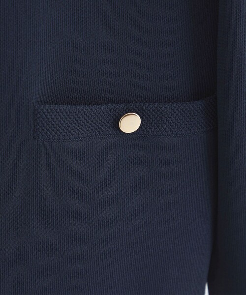 green label relaxing（グリーンレーベルリラクシング）の「フォルム ゴールドボタン ノーカラー ニット カーディガン -ウォッシャブル-（カーディガン/ボレロ・レディース・ベージュ/ネイビー/オフホワイト・FREE）」の21枚目の写真