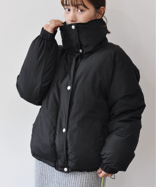 Meli rich（メリーリッチ）の「シャイニーワッシャーショート丈フェイクダウンジャケット（ダウンジャケット/コート・レディース・ベージュ/ミント/グレー/ブラック・MEDIUM）」の2枚目の写真