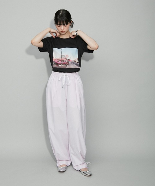 ADAM ET ROPE'(アダムエロペ)の「【ZOZO限定・多サイズ】旅するフォトT(BLACK)≪Made by ZOZO≫(Tシャツ/カットソー・レディース・ブラック×グリーン/ブラック×パープル/ブラック×グレー/ブラック×ピンク/ブラック×ゴールド・S/XL/L/M)」の9枚目の写真