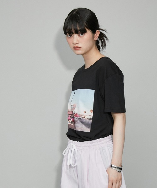 ADAM ET ROPE'(アダムエロペ)の「【ZOZO限定・多サイズ】旅するフォトT(BLACK)≪Made by ZOZO≫(Tシャツ/カットソー・レディース・ブラック×グリーン/ブラック×パープル/ブラック×グレー/ブラック×ピンク/ブラック×ゴールド・S/XL/L/M)」の17枚目の写真