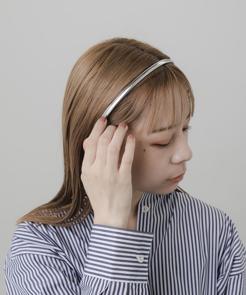 SMELLY(スメリー)の「スリムフェイクレザーカチューシャ(カチューシャ・レディース・シルバー/ブラック・-)」の3枚目の写真