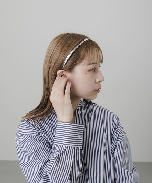 SMELLY(スメリー)の「スリムフェイクレザーカチューシャ(カチューシャ・レディース・シルバー/ブラック・-)」の4枚目の写真