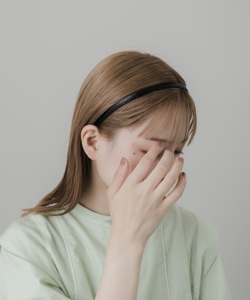 SMELLY(スメリー)の「スリムフェイクレザーカチューシャ(カチューシャ・レディース・シルバー/ブラック・-)」の7枚目の写真