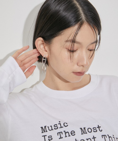ADAM ET ROPE'（アダムエロペ）の「アーモンドチェーンピアス（ピアス（両耳用）・レディース・シルバー/ゴールド・FREE）」の4枚目の写真