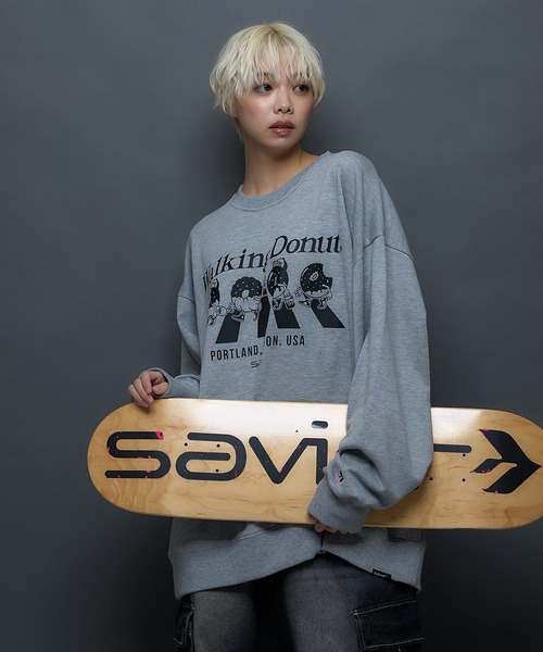 JEANS MATE(ジーンズメイト)の「【SAVIER/サビアー】WALKING DONUTSコラボ / 前面プリント ビッグシルエット スウェットトレーナー ワンポイント刺繍 ブランドロゴ(スウェット・メンズ・杢グレー/ブラック・MEDIUM/LARGE)」の1枚目の写真