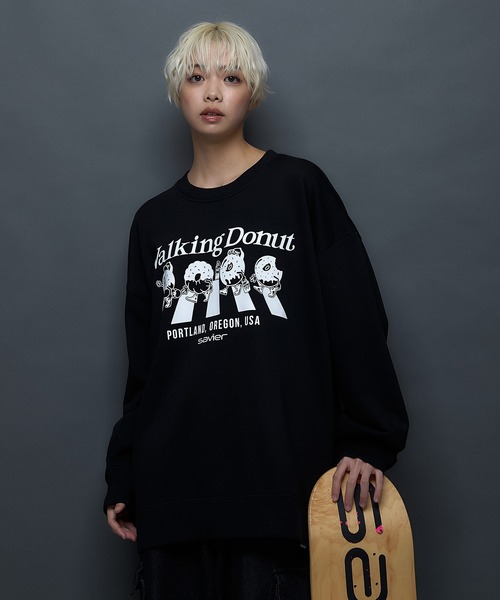 JEANS MATE(ジーンズメイト)の「【SAVIER/サビアー】WALKING DONUTSコラボ / 前面プリント ビッグシルエット スウェットトレーナー ワンポイント刺繍 ブランドロゴ(スウェット・メンズ・杢グレー/ブラック・MEDIUM/LARGE)」の2枚目の写真