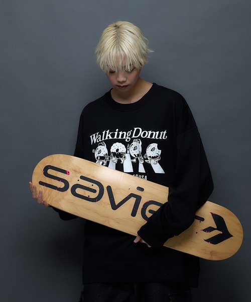 JEANS MATE(ジーンズメイト)の「【SAVIER/サビアー】WALKING DONUTSコラボ / 前面プリント ビッグシルエット スウェットトレーナー ワンポイント刺繍 ブランドロゴ(スウェット・メンズ・杢グレー/ブラック・MEDIUM/LARGE)」の3枚目の写真