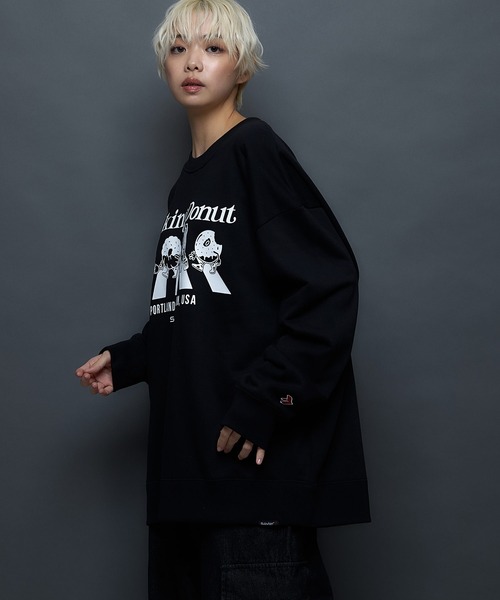 JEANS MATE(ジーンズメイト)の「【SAVIER/サビアー】WALKING DONUTSコラボ / 前面プリント ビッグシルエット スウェットトレーナー ワンポイント刺繍 ブランドロゴ(スウェット・メンズ・杢グレー/ブラック・MEDIUM/LARGE)」の4枚目の写真