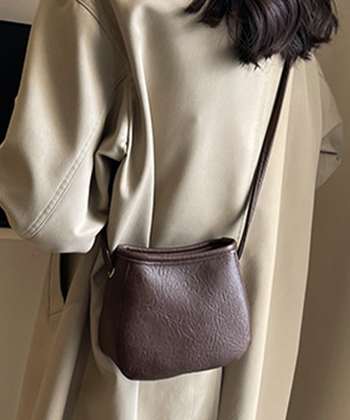 DAY CLOSET(デイ クローゼット)の「ワンマイルなサイズ感。合皮ショルダーバッグ+ポーチ 2点セット(ショルダーバッグ・レディース・グレイッシュベージュ/ブラック/キャメル/ブラウン・ONE SIZE)」の3枚目の写真