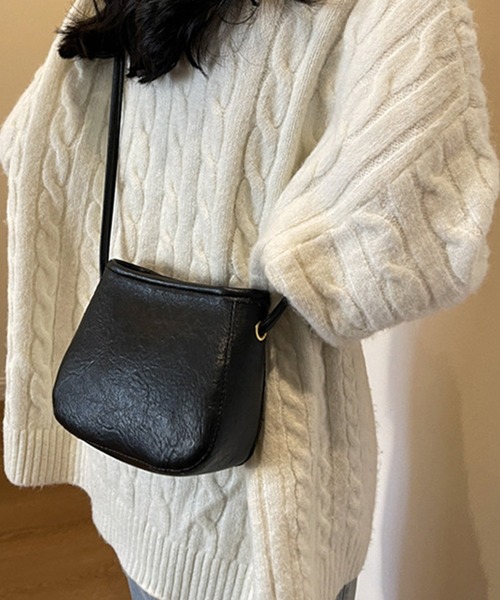 DAY CLOSET(デイ クローゼット)の「ワンマイルなサイズ感。合皮ショルダーバッグ+ポーチ 2点セット(ショルダーバッグ・レディース・グレイッシュベージュ/ブラック/キャメル/ブラウン・ONE SIZE)」の2枚目の写真