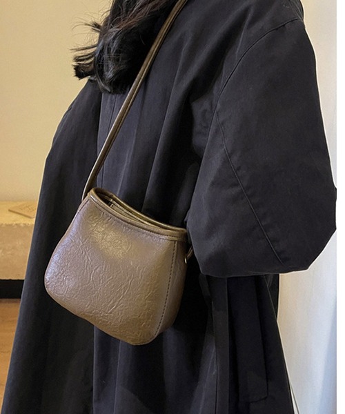 DAY CLOSET(デイ クローゼット)の「ワンマイルなサイズ感。合皮ショルダーバッグ+ポーチ 2点セット(ショルダーバッグ・レディース・グレイッシュベージュ/ブラック/キャメル/ブラウン・ONE SIZE)」の10枚目の写真