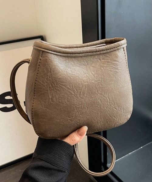 DAY CLOSET(デイ クローゼット)の「ワンマイルなサイズ感。合皮ショルダーバッグ+ポーチ 2点セット(ショルダーバッグ・レディース・グレイッシュベージュ/ブラック/キャメル/ブラウン・ONE SIZE)」の12枚目の写真