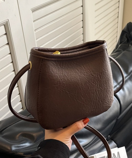 DAY CLOSET(デイ クローゼット)の「ワンマイルなサイズ感。合皮ショルダーバッグ+ポーチ 2点セット(ショルダーバッグ・レディース・グレイッシュベージュ/ブラック/キャメル/ブラウン・ONE SIZE)」の8枚目の写真