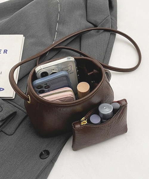 DAY CLOSET(デイ クローゼット)の「ワンマイルなサイズ感。合皮ショルダーバッグ+ポーチ 2点セット(ショルダーバッグ・レディース・グレイッシュベージュ/ブラック/キャメル/ブラウン・ONE SIZE)」の9枚目の写真