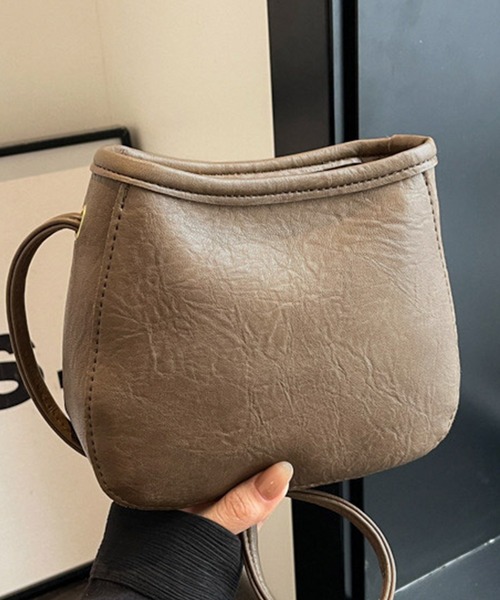 DAY CLOSET(デイ クローゼット)の「ワンマイルなサイズ感。合皮ショルダーバッグ+ポーチ 2点セット(ショルダーバッグ・レディース・グレイッシュベージュ/ブラック/キャメル/ブラウン・ONE SIZE)」の16枚目の写真