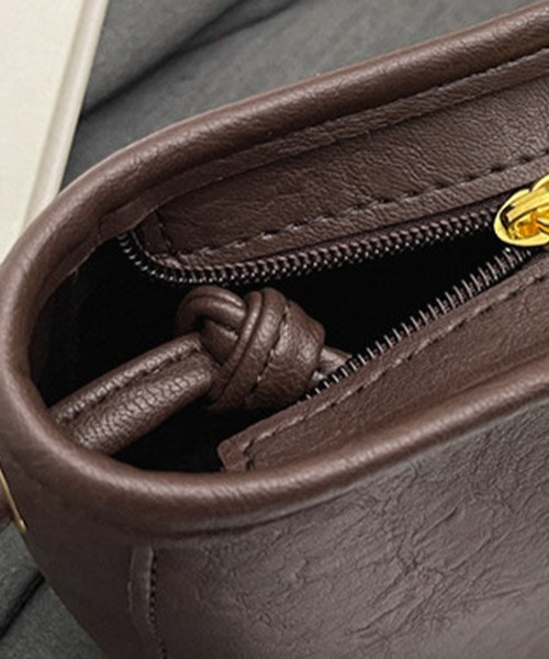 DAY CLOSET(デイ クローゼット)の「ワンマイルなサイズ感。合皮ショルダーバッグ+ポーチ 2点セット(ショルダーバッグ・レディース・グレイッシュベージュ/ブラック/キャメル/ブラウン・ONE SIZE)」の18枚目の写真