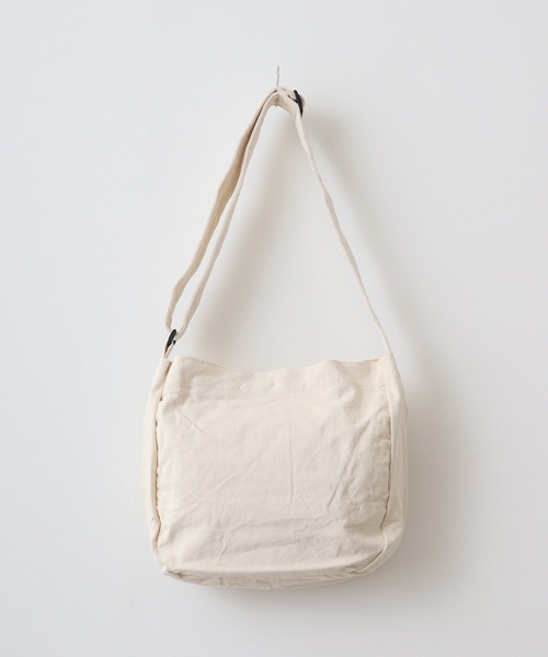 KRIFF MAYER（クリフメイヤー）の「KRIFF MAYER キャンバス ニュースペーパーバッグ 男女兼用（ショルダーバッグ・メンズ・アイボリー/ブラック・FREE）」の9枚目の写真