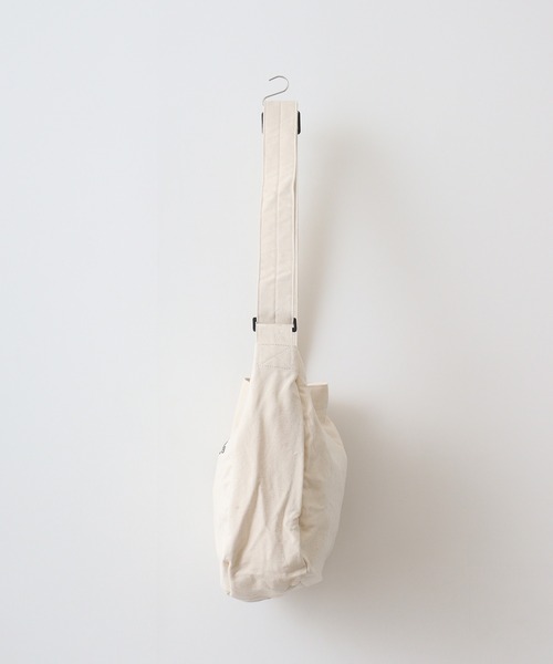 KRIFF MAYER（クリフメイヤー）の「KRIFF MAYER キャンバス ニュースペーパーバッグ 男女兼用（ショルダーバッグ・メンズ・アイボリー/ブラック・FREE）」の6枚目の写真