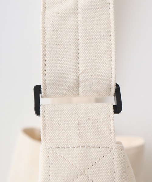 KRIFF MAYER（クリフメイヤー）の「KRIFF MAYER キャンバス ニュースペーパーバッグ 男女兼用（ショルダーバッグ・メンズ・アイボリー/ブラック・FREE）」の7枚目の写真