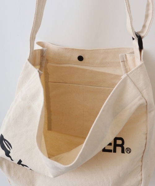 KRIFF MAYER（クリフメイヤー）の「KRIFF MAYER キャンバス ニュースペーパーバッグ 男女兼用（ショルダーバッグ・メンズ・アイボリー/ブラック・FREE）」の10枚目の写真