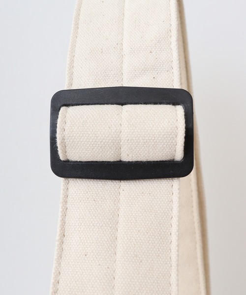 KRIFF MAYER（クリフメイヤー）の「KRIFF MAYER キャンバス ニュースペーパーバッグ 男女兼用（ショルダーバッグ・メンズ・アイボリー/ブラック・FREE）」の8枚目の写真