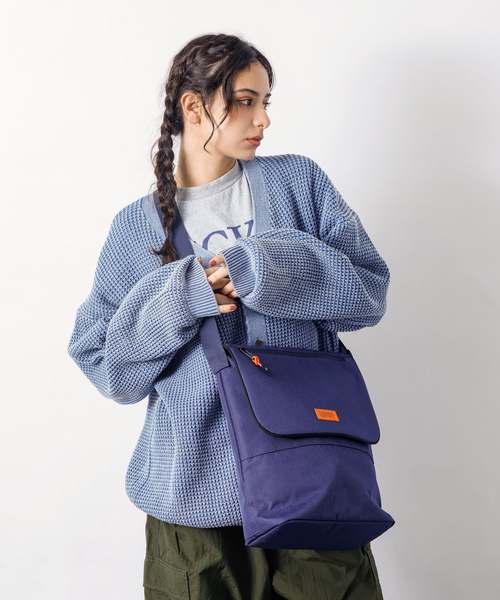 UNIVERSAL OVERALL(ユニバーサルオーバーオール)の「【UNIVERSALOVERALL / ユニバーサルオーバーオール】VERTICALLY flap shoulder/フラップショルダーバッグ/UVO-209(ショルダーバッグ・メンズ・ネイビー/ブラック/チャコールグレー/ダークベージュ・フリー)」の1枚目の写真