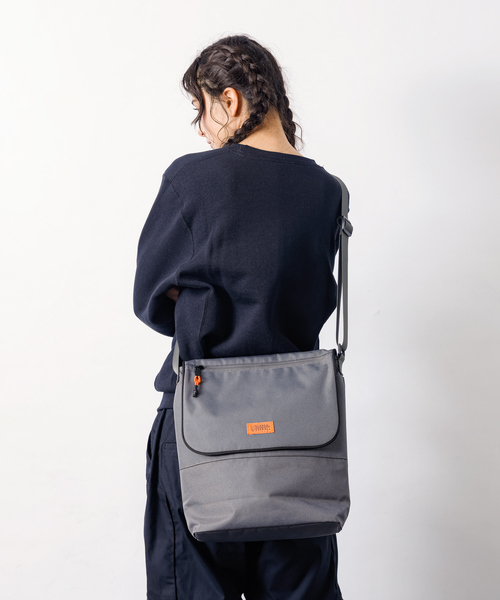 UNIVERSAL OVERALL(ユニバーサルオーバーオール)の「【UNIVERSALOVERALL / ユニバーサルオーバーオール】VERTICALLY flap shoulder/フラップショルダーバッグ/UVO-209(ショルダーバッグ・メンズ・ネイビー/ブラック/チャコールグレー/ダークベージュ・フリー)」の3枚目の写真