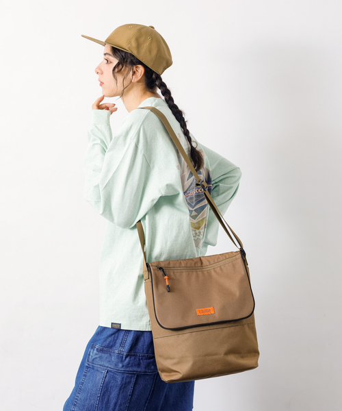 UNIVERSAL OVERALL(ユニバーサルオーバーオール)の「【UNIVERSALOVERALL / ユニバーサルオーバーオール】VERTICALLY flap shoulder/フラップショルダーバッグ/UVO-209(ショルダーバッグ・メンズ・ネイビー/ブラック/チャコールグレー/ダークベージュ・フリー)」の4枚目の写真