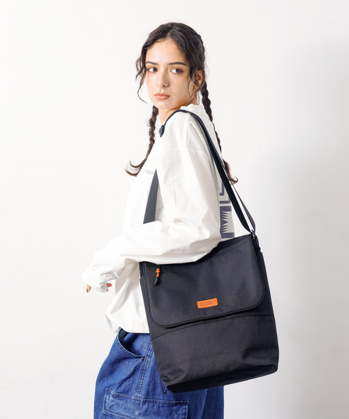 UNIVERSAL OVERALL(ユニバーサルオーバーオール)の「【UNIVERSALOVERALL / ユニバーサルオーバーオール】VERTICALLY flap shoulder/フラップショルダーバッグ/UVO-209(ショルダーバッグ・メンズ・ネイビー/ブラック/チャコールグレー/ダークベージュ・フリー)」の2枚目の写真