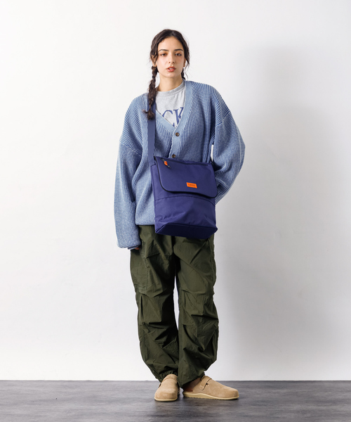 UNIVERSAL OVERALL(ユニバーサルオーバーオール)の「【UNIVERSALOVERALL / ユニバーサルオーバーオール】VERTICALLY flap shoulder/フラップショルダーバッグ/UVO-209(ショルダーバッグ・メンズ・ネイビー/ブラック/チャコールグレー/ダークベージュ・フリー)」の5枚目の写真