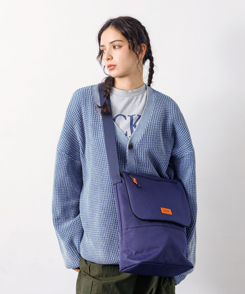 UNIVERSAL OVERALL(ユニバーサルオーバーオール)の「【UNIVERSALOVERALL / ユニバーサルオーバーオール】VERTICALLY flap shoulder/フラップショルダーバッグ/UVO-209(ショルダーバッグ・メンズ・ネイビー/ブラック/チャコールグレー/ダークベージュ・フリー)」の6枚目の写真